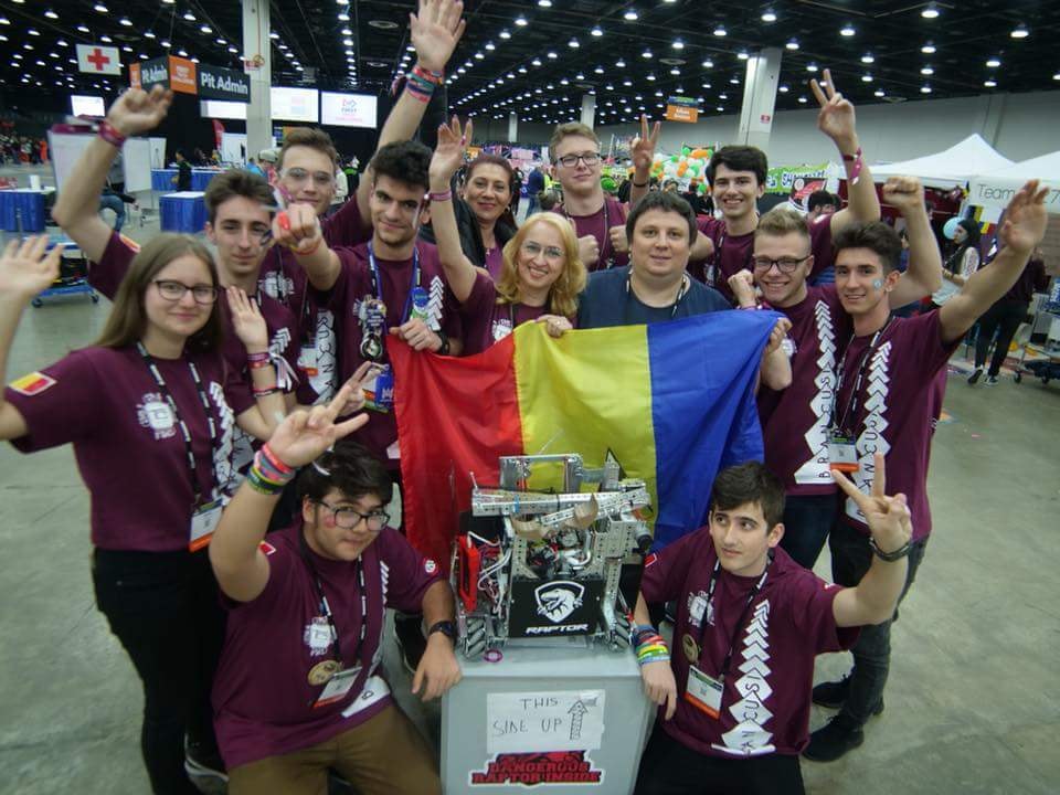 Două echipe românești au jucat în semifinala Campionatul Mondial FIRST Tech Challenge Detroit