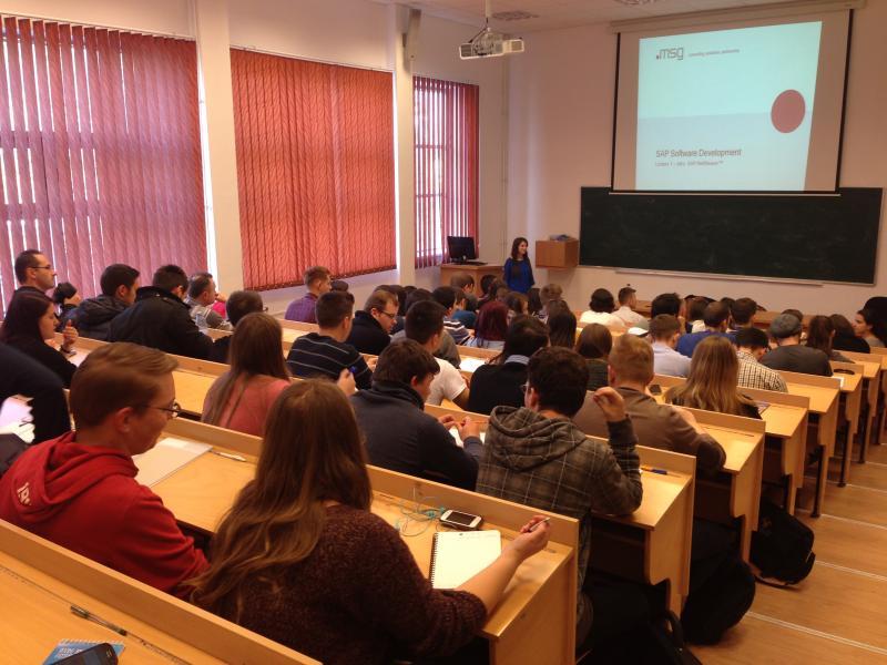 Studenţii cu profil informatic învaţă SAP în cadrul unei companii IT din Cluj