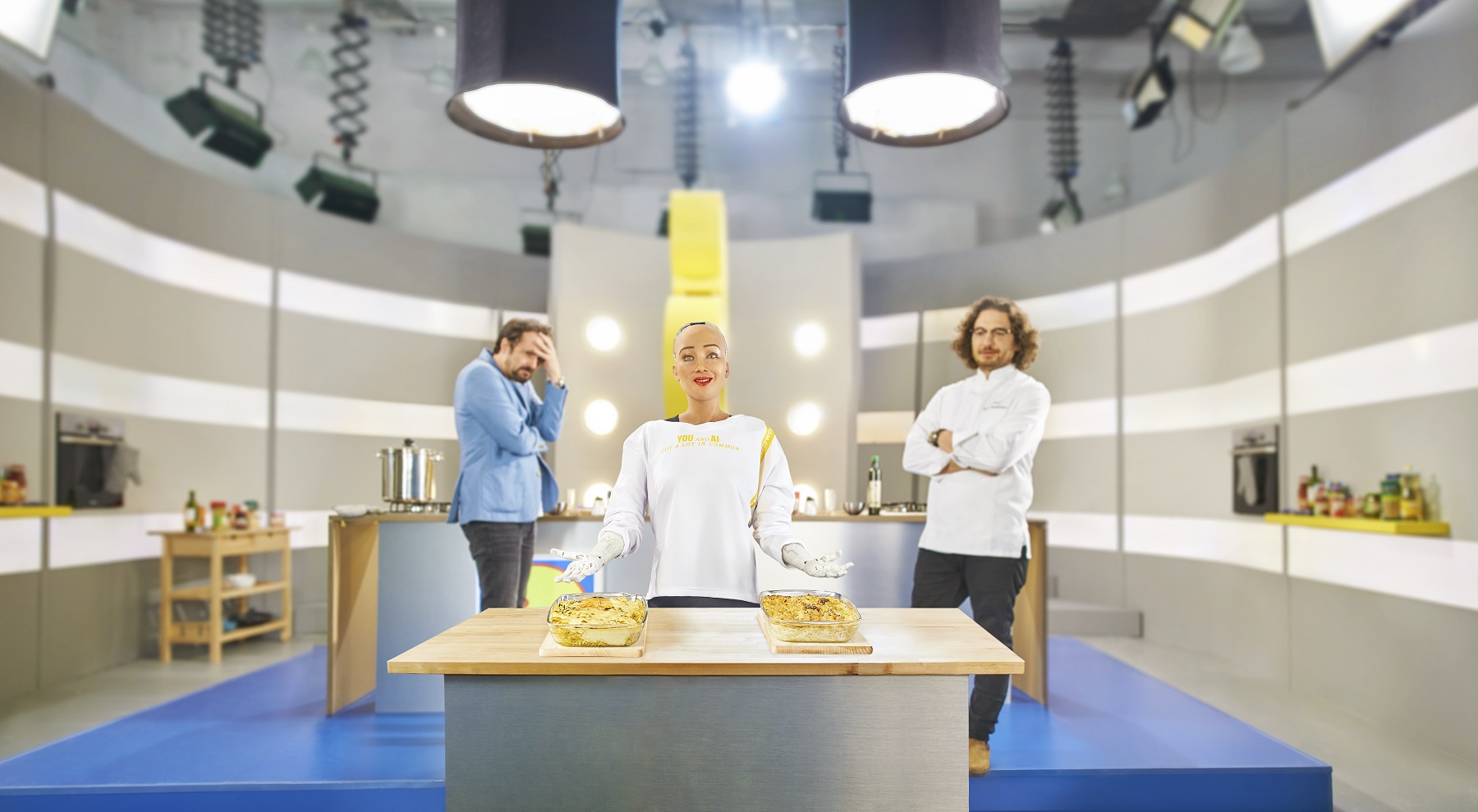 SOPHIA THE ROBOT INTRĂ ÎN BUCĂTĂRIE ALĂTURI DE CHEF FLORIN DUMITRESCU ȘI ANDREI ARADITS, LA BUCĂTAR DUPĂ URECHE, PRIMUL SHOW DE GĂTIT MARCA LIDL