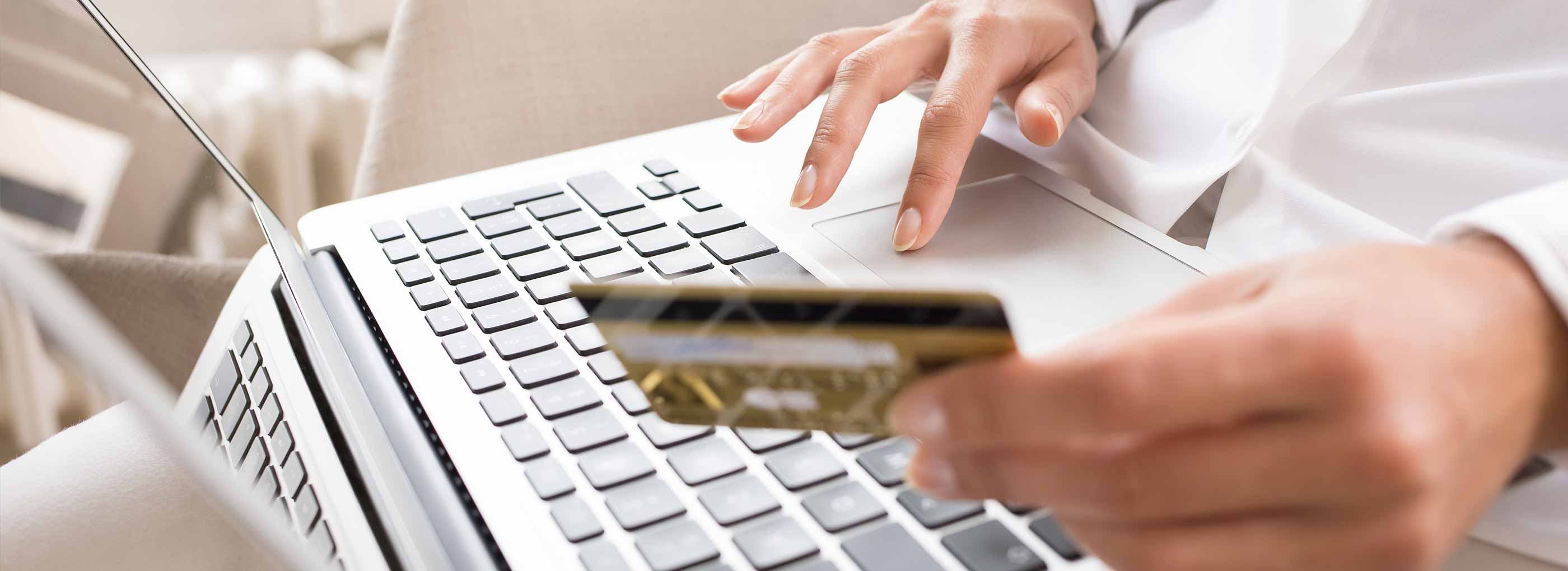 Creșteri cu aproape 60% ale plăților online prin card în primele trei trimestre ale anului 2016