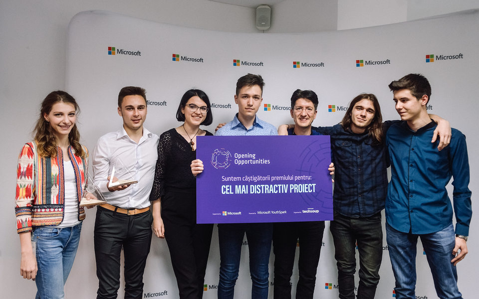 Opening Opportunities la final de ediție 3.0: echipele câștigătoare alese după ce 130 elevi mentorați de voluntari Microsoft România au prezentat live cele 20 de proiecte de tehnologie calificate în finala națională