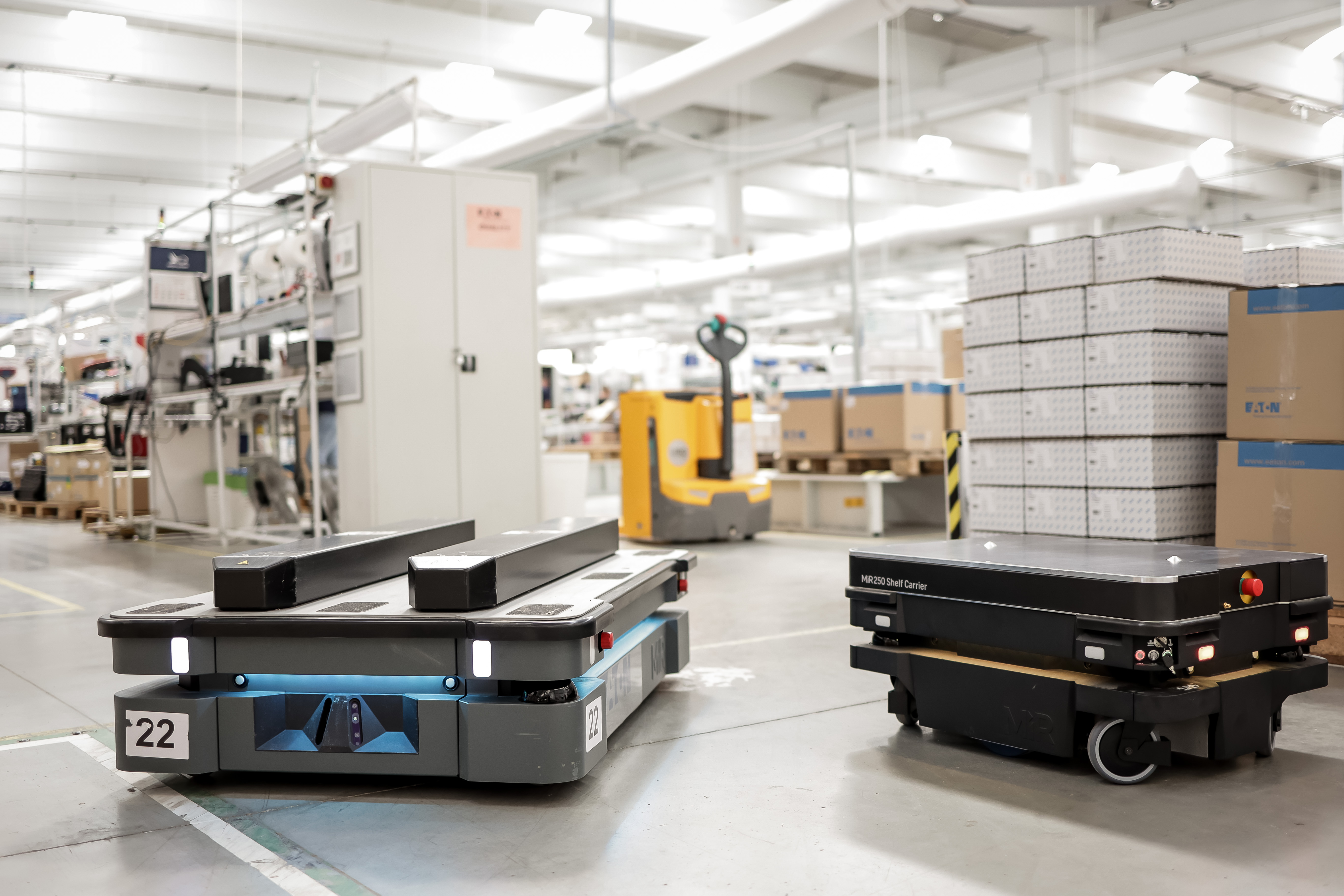 Fabrica Eaton din Arad utilizează patru roboți mobili autonomi MiR pentru optimizarea procesele de intralogistică