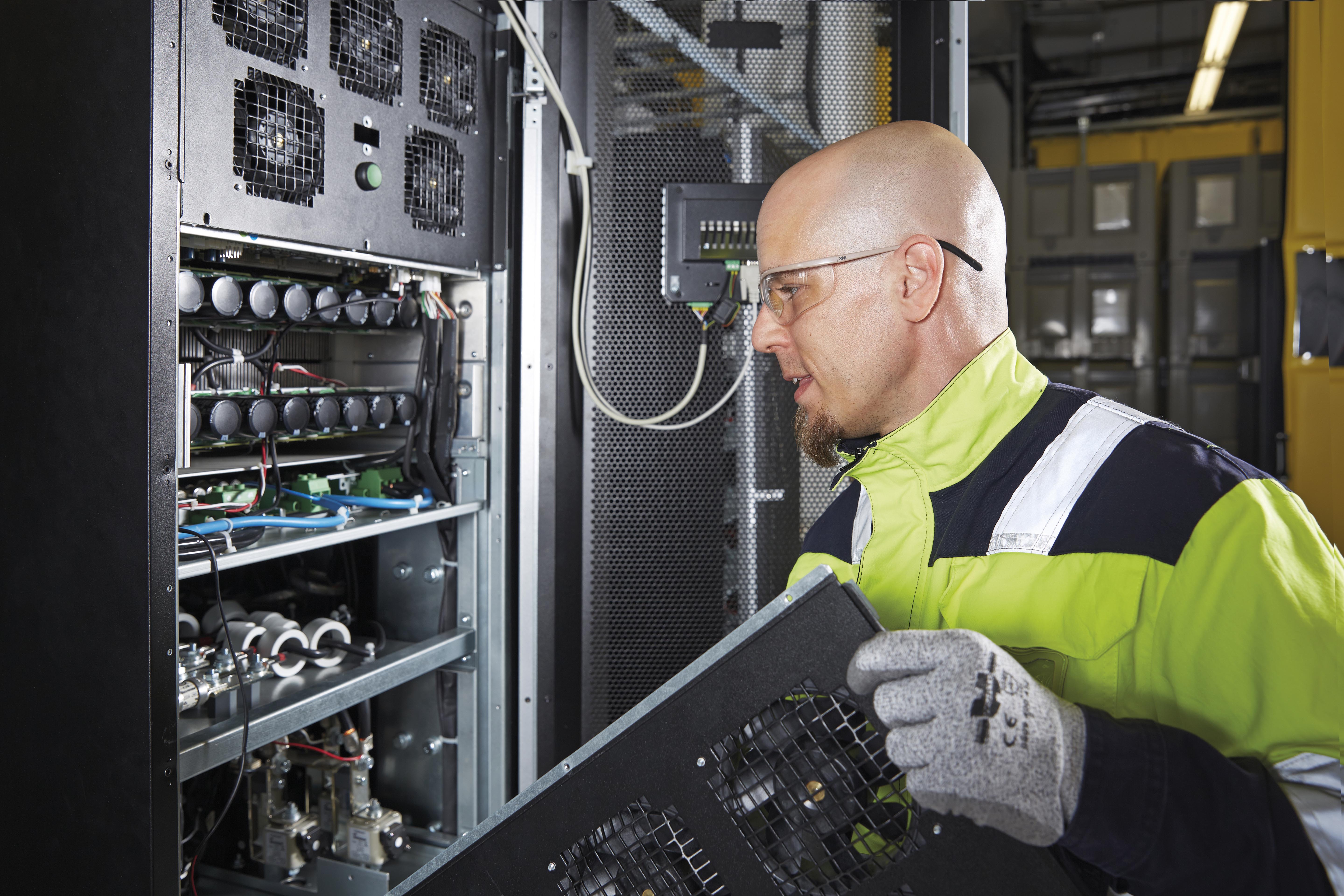 Cum să alegeți abordarea potrivită privind service-ul pentru UPSuri