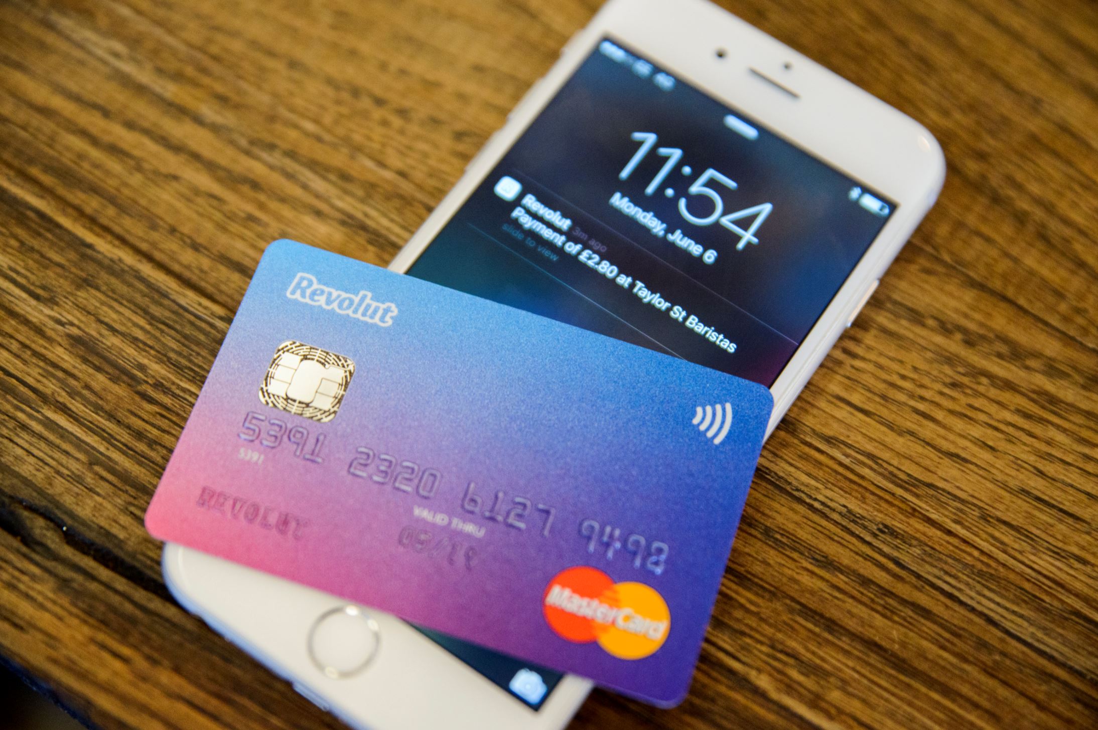 Revolut sărbătorește 75.000 de utilizatori în România lansând versiunea în limba română a aplicației și oferind carduri gratuite tuturor utilizatorilor