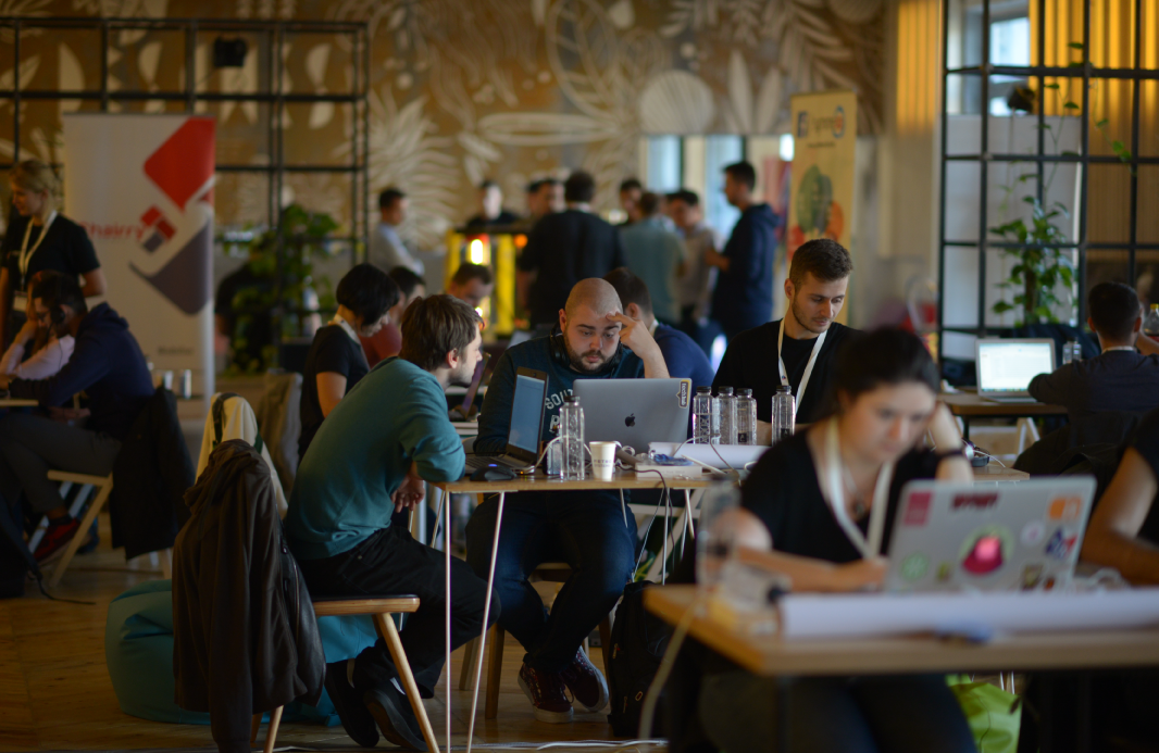 Peste 200 developeri vor fi prezenți la DevHacks, cel mai mare hackathon cu impact asupra societății