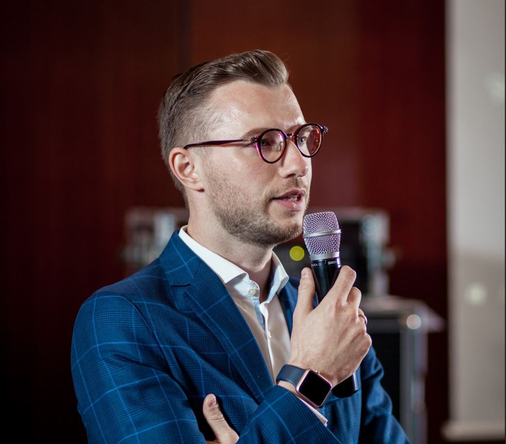 Adservio aniversează 10 ani de inovație în educație și anunță extinderea internațională