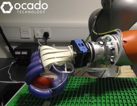 Ocado dezvoltă un braț robotizat dedicat manipulării mărfii din depozite