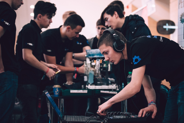 Debutul noului sezol al competiției de robotică BRD FIRST Tech Challenge Romania are loc la Cluj-Napoca, odată cu prima regională de calificare