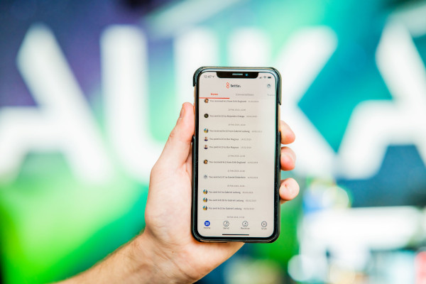 Auka anunţă planurile de lansare în România a aplicației de plată mobilă Settle