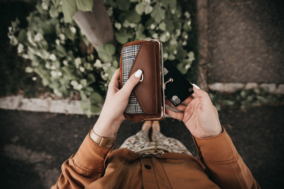 Studiu Revolut: Mai puțin de jumătate dintre tinerii români economisesc lunar, iar 61,45% își fac griji cu privire la viitorul lor financiar